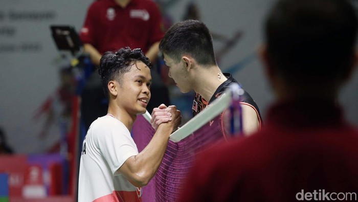 Mantap! Kalahkan Lee Zii Jia, Ginting ke Semifinal Indonesia Masters Pertarungan ketat terjadi di duel Anthony Sinisuka Ginting vs Lee Zii Jia di perempatfinal Indonesia Masters 2022. Ginting menang dan melaju ke semifinal.