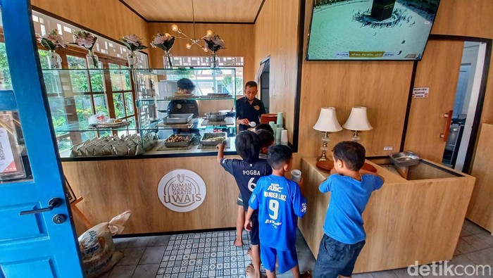 Masyaallah, Rumah Makan Ini Sediakan 700 Makanan Gratis Setiap Hari Sebuah rumah makan di kawasan Ciwidey, Kabupaten Bandung, sediakan ratusan porsi makanan gratis. Makanan itu disajikan secara gratis tiap hari dan tanpa syarat.