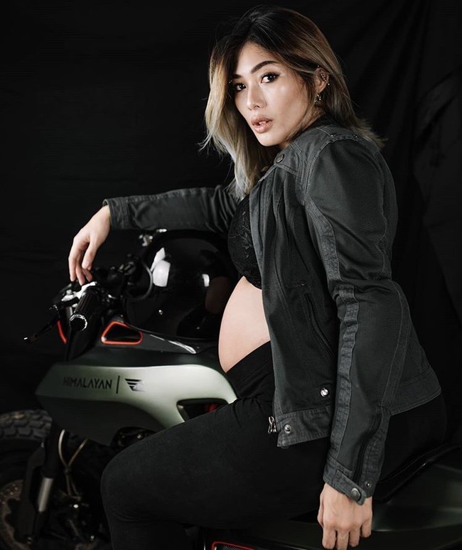 Tampil sporty saat pemotretan maternity, Nabila Putri terlihat begitu menawan. Mengenakan busana serba hitam sambil berpose di atas motor, gaya Nabila terlihat keren. Penampilannya itu makin bikin terpana dengan pulasan makeup natural dan lipstik berwarna nude. Foto: Instagram
