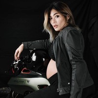 Tampil sporty saat pemotretan maternity, Nabila Putri terlihat begitu menawan. Mengenakan busana serba hitam sambil berpose di atas motor, gaya Nabila terlihat keren. Penampilannya itu makin bikin terpana dengan pulasan makeup natural dan lipstik berwarna nude. Foto: Instagram