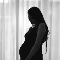 Selanjutnya ada penampilan simpel dari Donita saat melakukan pemotretan maternity. Hanya dengan mengenakan dress polos tanpa lengan dan berpose di depan jendela rumah sambil melihat ke arah baby bump, hasil foto maternity hitam putih Donita terlihat menawan. Foto: Instagram
