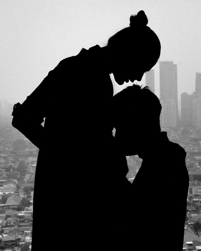 Simpel namun keren, kamu juga bisa bermain dengan cahaya. Seperti Baim dan Paula yang memilih foto siluet untuk maternitynnya. Foto tersebut semakin terlihat keren dengan latar belakang pemandangan gedung-gedung dan rumah. Foto: Instagram