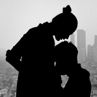 Simpel namun keren, kamu juga bisa bermain dengan cahaya. Seperti Baim dan Paula yang memilih foto siluet untuk maternitynnya. Foto tersebut semakin terlihat keren dengan latar belakang pemandangan gedung-gedung dan rumah. Foto: Instagram