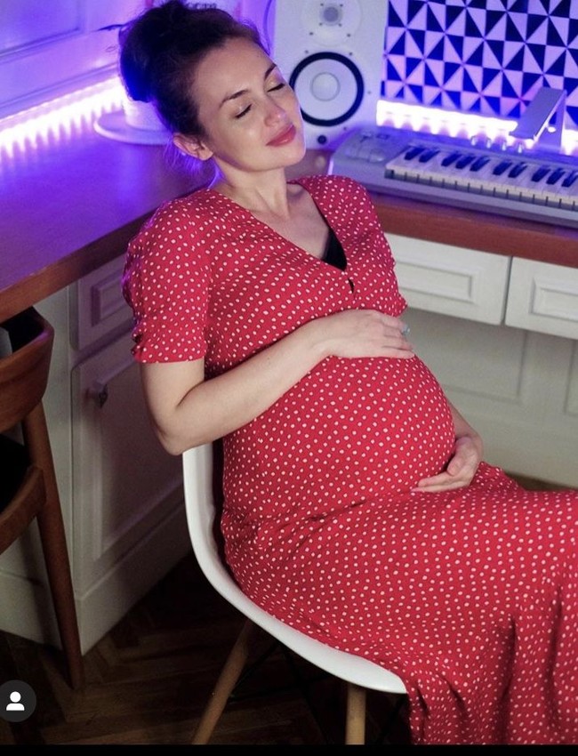 Berpose santai sambil mengenakan dress rumahan yang simpel, gaya Rianti Cartwright juga tak kalah memukau. Penampilannya itu semakin menawan dengan pulasan makeup natural glowing. Foto: Instagram