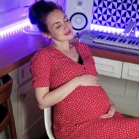 Berpose santai sambil mengenakan dress rumahan yang simpel, gaya Rianti Cartwright juga tak kalah memukau. Penampilannya itu semakin menawan dengan pulasan makeup natural glowing. Foto: Instagram