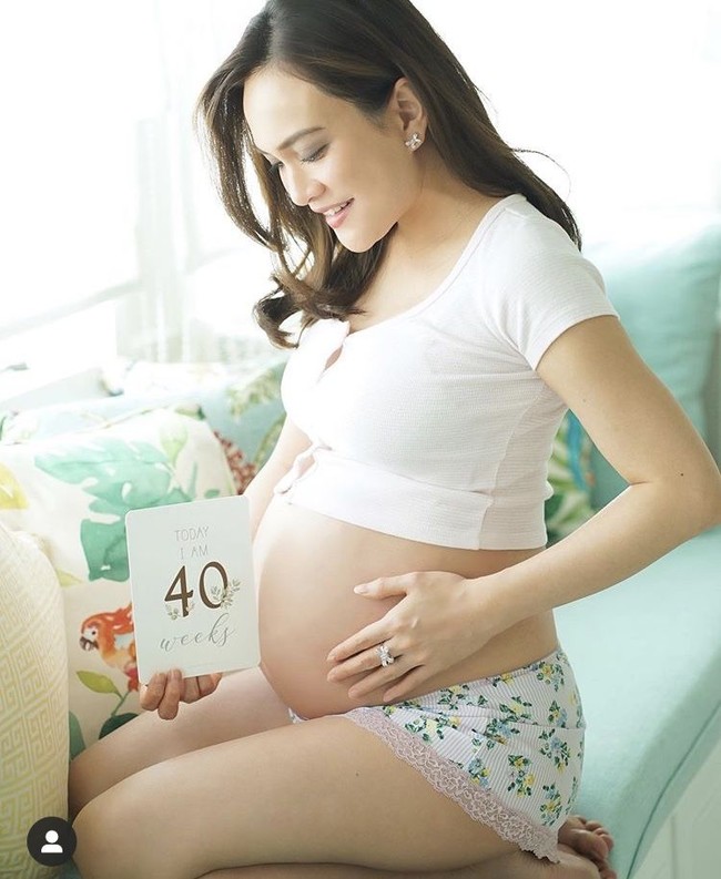 Ketika hamil anak pertamanya, Shandy Aulia juga kerap membagikan foto maternitynya. Mengenakan crop top dan celana pendek rumahan sambil memegang tulisan yang berisi usia kehamilan, baby bump di perut Shandy Aulia jelas terlihat. Foto: Instagram
