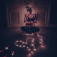 Dilakukan di rumah dengan mengenakan properti sederhana berupa lampu-lampu kecil, gaya foto maternity Sharena Delon terlihat unik sekaligus keren. Pakaian yang dikenakan Sharena dalam foto juga tampak simpel, hanya mengenakan celana panjang legging dan sport bra. Foto: Instagram