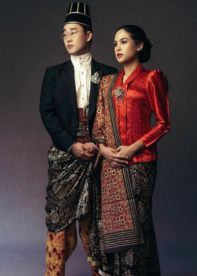 Di penampilan lain, Jesse menjelma bak raja Jawa. Dia mengenakan topi kuluk khas pengantin Jawa, di mana dulunya dipakai oleh para raja.Foto: dok. Instagram/@maudyayunda