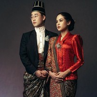 Di penampilan lain, Jesse menjelma bak raja Jawa. Dia mengenakan topi kuluk khas pengantin Jawa, di mana dulunya dipakai oleh para raja.Foto: dok. Instagram/@maudyayunda