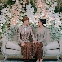 Setelah prosesi akad nikah, keduanya berganti busana. Masih menggunakan pakaian adat Jawa, Jesse Choi menggunakan blankon dan kain batik. Untuk atasannya Jesse menggunakan jas bernuansa pastel silver. Sementara Maudy menggunakan kebaya bernuansa hijau. Foto: dok. Instagram/@maudyayunda