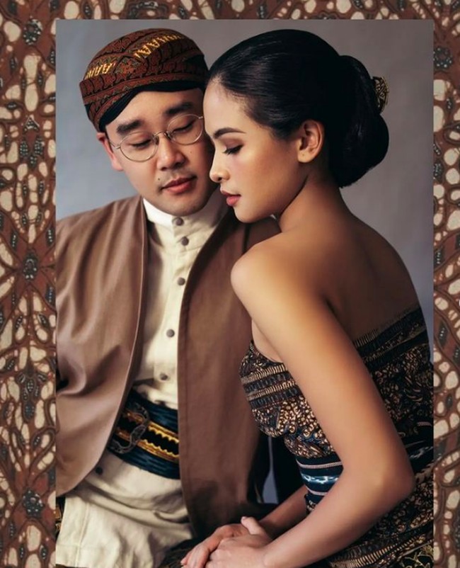 Sang desainer, Didiet Maulana menjelaskan bahwa batik yang digunakan Maudy adalah kain klasik. Kain kemben klasik buatan tahun 1930 berpadu dengan prada emas buatan tahun 1960. Maudy menggunakan bros emas antik 1800. Dan uniknya menggunakan ikat pinggang dari kain tenun Sumba, jelas Didiet di Instagramnya.  Foto: dok. Instagram/@didietmaulana
