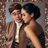 Sang desainer, Didiet Maulana menjelaskan bahwa batik yang digunakan Maudy adalah kain klasik. Kain kemben klasik buatan tahun 1930 berpadu dengan prada emas buatan tahun 1960. Maudy menggunakan bros emas antik 1800. Dan uniknya menggunakan ikat pinggang dari kain tenun Sumba, jelas Didiet di Instagramnya.  Foto: dok. Instagram/@didietmaulana
