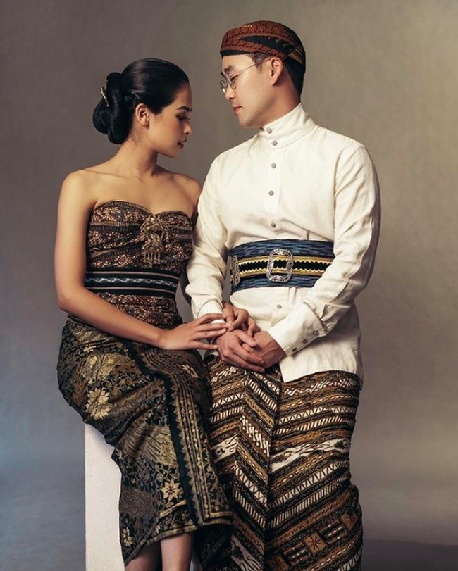 Maudy pun membagikan potret pernikahannya dengan Jesse Choi dalam balutan busana Jawa vintage. Maudy mengenakan kain batik yang dililitkan menjadi kemben. Foto: dok. Instagram/@maudyayunda