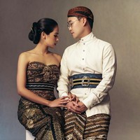 Maudy pun membagikan potret pernikahannya dengan Jesse Choi dalam balutan busana Jawa vintage. Maudy mengenakan kain batik yang dililitkan menjadi kemben. Foto: dok. Instagram/@maudyayunda