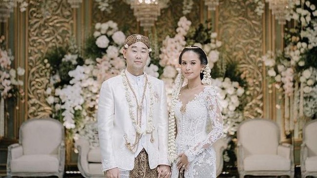 Saat akad nikah Maudy Ayunda fan Jesse Choi menggunakan pakaian adat bernuansa putih. Maudy mengenakan kebaya dari desainer Eddy Betty. Jesse Choi menggunakan beskap warna senada yang juga didesain oleh Eddy Betty. Foto: dok. Instagram