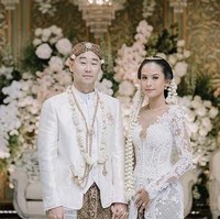 Saat akad nikah Maudy Ayunda fan Jesse Choi menggunakan pakaian adat bernuansa putih. Maudy mengenakan kebaya dari desainer Eddy Betty. Jesse Choi menggunakan beskap warna senada yang juga didesain oleh Eddy Betty. Foto: dok. Instagram
