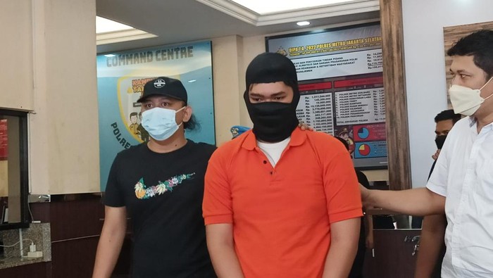 MAZ (19), tersangka kasus tabrak polisi di Jaksel