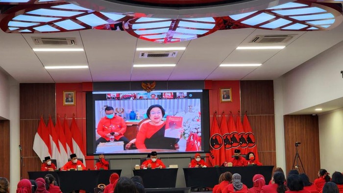 Megawati Soekarnoputri memberikan arahan di acara pendidikan kader perempuan PDIP
