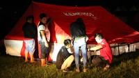 Kemensos mendirikan tenda darurat untuk warga yang mengungsi akibat gempa.