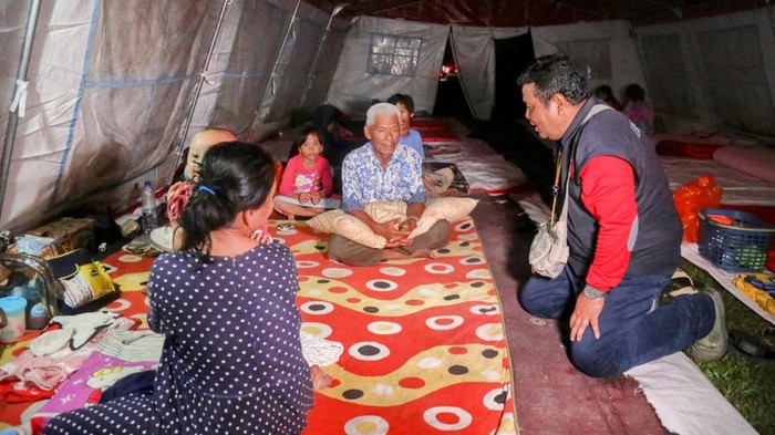 Sejumlah warga Mamuju, Sulawesi Barat, mengungsi akibat gempa magnitudo (M) 5,8 pada Rabu (8/6) kemarin. Sebagian dari mereka mengungsi di tenda darurat Kemensos.