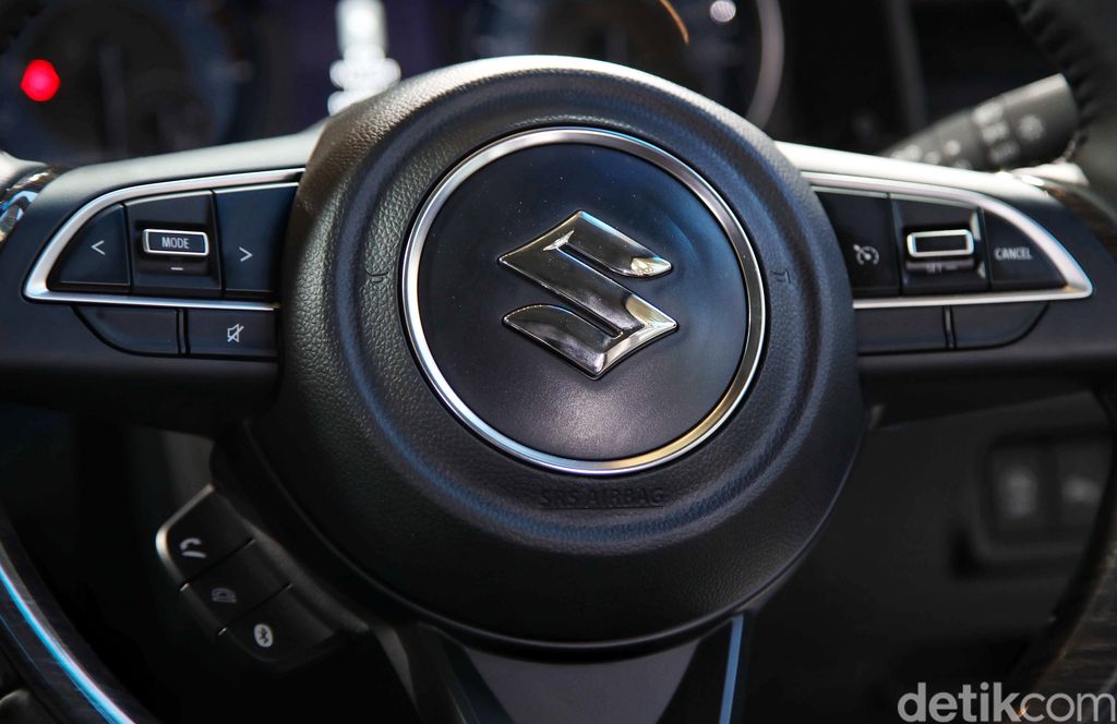 Melihat Lebih Dekat Suzuki Ertiga Hybrid yang Harganya Ramah Kantong PT Suzuki Indomobil Sales resmi meluncurkan Ertiga Hybrid di Jakarta, Jumat (10/6). Mobil yang mengusung teknologi hybrid itu dijual dengan harganya yang cukup terjangkau.