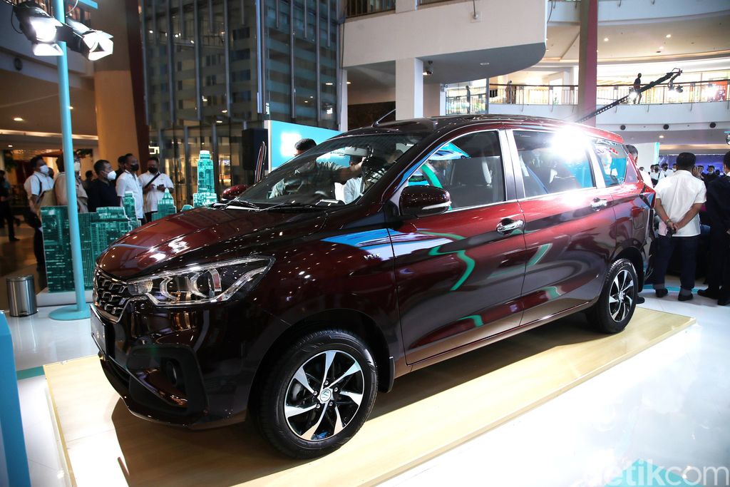 PT Suzuki Indomobil Sales resmi meluncurkan Ertiga Hybrid di Jakarta, Jumat (10/6). Mobil yang mengusung teknologi hybrid itu dijual dengan harganya yang cukup terjangkau.