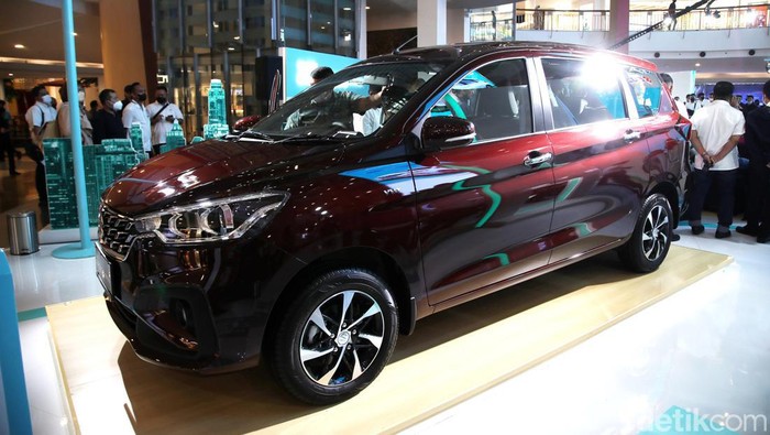 PT Suzuki Indomobil Sales resmi meluncurkan Ertiga Hybrid di Jakarta, Jumat (10/6). Mobil yang mengusung teknologi hybrid itu dijual dengan harganya yang cukup terjangkau.