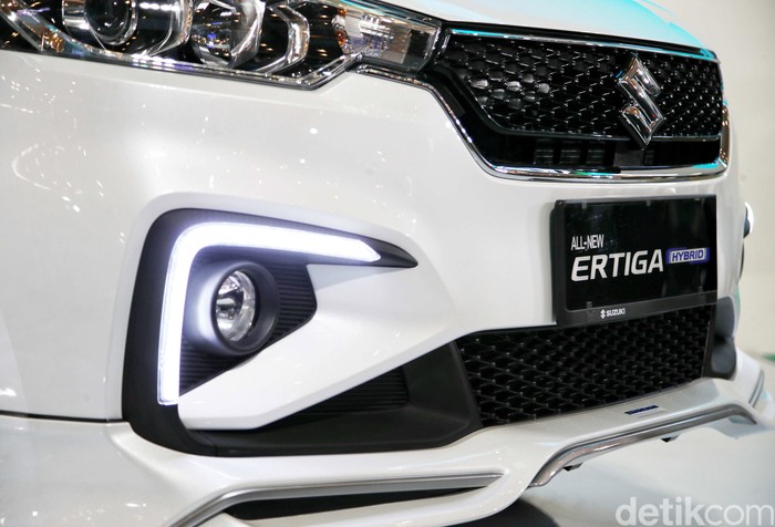PT Suzuki Indomobil Sales resmi meluncurkan Ertiga Hybrid di Jakarta, Jumat (10/6). Mobil yang mengusung teknologi hybrid itu dijual dengan harganya yang cukup terjangkau.