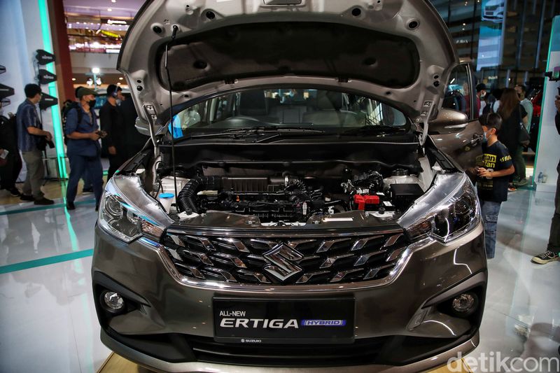 PT Suzuki Indomobil Sales resmi meluncurkan Ertiga Hybrid di Jakarta, Jumat (10/6). Mobil yang mengusung teknologi hybrid itu dijual dengan harganya yang cukup terjangkau.