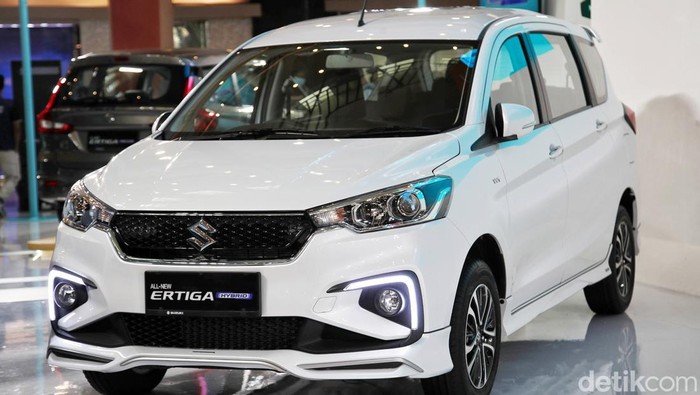 Melihat Lebih Dekat Suzuki Ertiga Hybrid yang Harganya Ramah Kantong PT Suzuki Indomobil Sales resmi meluncurkan Ertiga Hybrid di Jakarta, Jumat (10/6). Mobil yang mengusung teknologi hybrid itu dijual dengan harganya yang cukup terjangkau.