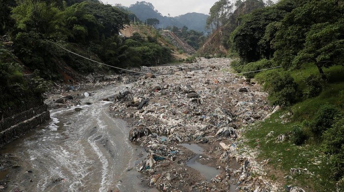 Memerangi Sampah Plastik di Sungai Paling Tercemar di Guatemala Garbage and plastic bottles float on Las Vacas river considered one of the most polluted rivers in the world, in the municipality of Chinautla, where the Ocean Cleanup NGO is testing a device to contain the garbage that ends up in the Atlantic Ocean, in Guatemala City , Guatemala June 8, 2022. REUTERS/Luis Echeverria TPX IMAGES OF THE DAY
