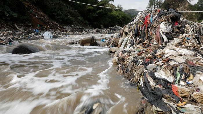 Garbage and plastic bottles float on Las Vacas river considered one of the most polluted rivers in the world, in the municipality of Chinautla, where the Ocean Cleanup NGO is testing a device to contain the garbage that ends up in the Atlantic Ocean, in Guatemala City , Guatemala June 8, 2022. REUTERS/Luis Echeverria     TPX IMAGES OF THE DAY