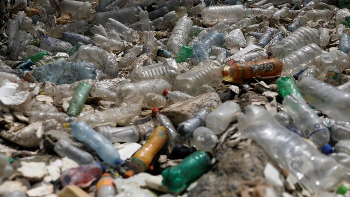 Garbage and plastic bottles float on Las Vacas river considered one of the most polluted rivers in the world, in the municipality of Chinautla, where the Ocean Cleanup NGO is testing a device to contain the garbage that ends up in the Atlantic Ocean, in Guatemala City , Guatemala June 8, 2022. REUTERS/Luis Echeverria     TPX IMAGES OF THE DAY