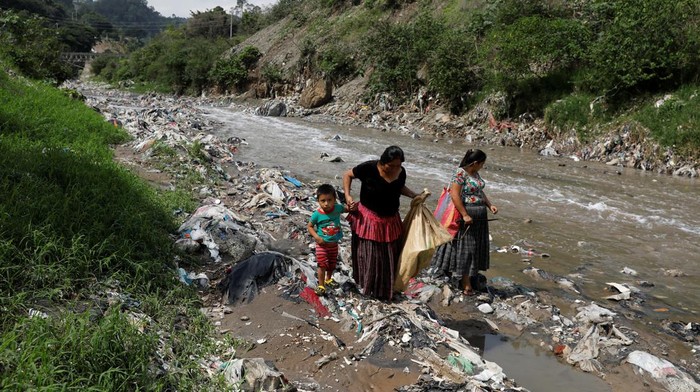 Garbage and plastic bottles float on Las Vacas river considered one of the most polluted rivers in the world, in the municipality of Chinautla, where the Ocean Cleanup NGO is testing a device to contain the garbage that ends up in the Atlantic Ocean, in Guatemala City , Guatemala June 8, 2022. REUTERS/Luis Echeverria     TPX IMAGES OF THE DAY