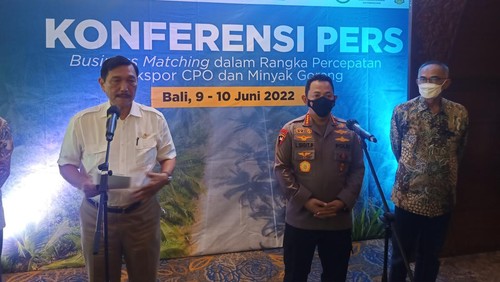 Menteri Koordinator Bidang Kemaritiman dan Investasi, Luhut B. Pandjaitan dan Kapolri Jenderal Listyo Sigit Prabowo, ketika konferensi pers di Legian, Badung, Bali, Jumat (10/6/2022).