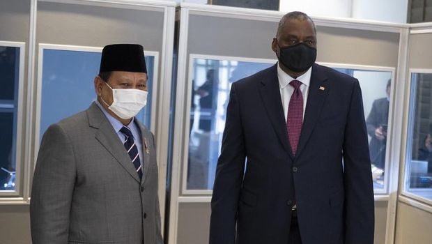 Menteri Pertahanan Indonesia Prabowo Subianto bersama dengan Menteri Pertahanan AS Lloyd J. Austin III di Singapura