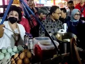 Momen Anies Makan Kerak Telor di Hari Pertama Jakarta Fair 2022