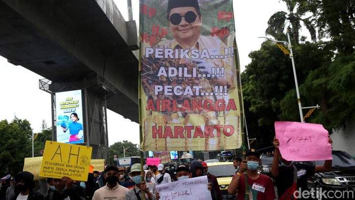 Massa yang mengatasnamakan Forum Masyarakat Anti Korupsi gelar aksi di depan Gedung Kejagung RI. Mereka mendukung Kejagung untuk mengungkap kasus CPO Migor.