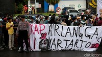 Kondisi itu menyebabkan massa mendorong Kejaksaan Agung untuk mengungkap kasus CPO tersebut.