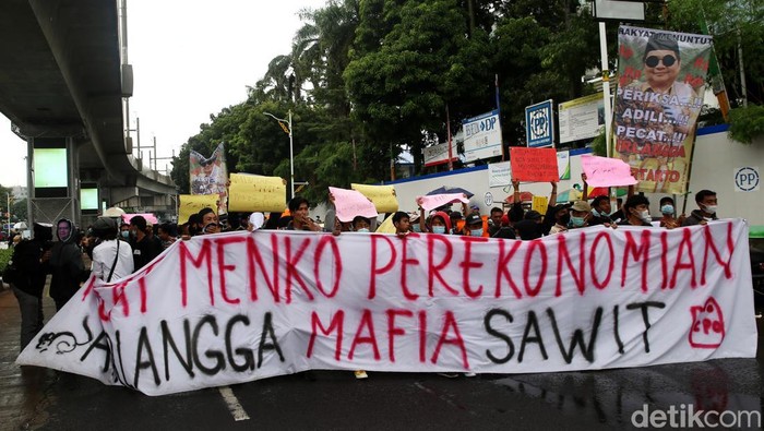 Massa yang mengatasnamakan Forum Masyarakat Anti Korupsi gelar aksi di depan Gedung Kejagung RI. Mereka mendukung Kejagung untuk mengungkap kasus CPO Migor.