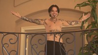 Salah satu yang ramai dibahas adalah pada salah satu adegan, Sebastian Stan tampil telanjang dan berbicara dengan penisnya. Dok. Hulu