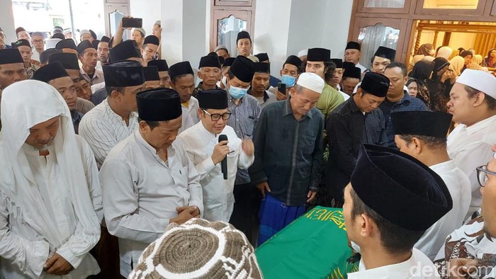 Para pelayat mengiringi pemakaman KH Dimyati Rois di Kendal, Jumat (10/6/2022).