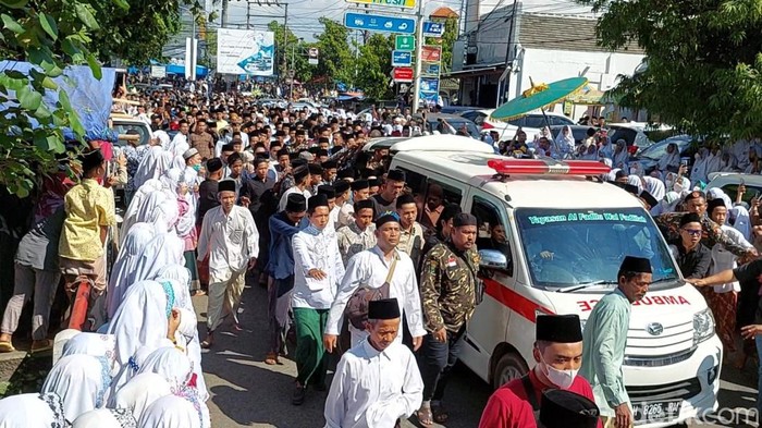 Para pelayat mengiringi pemakaman KH Dimyati Rois di Kendal, Jumat (10/6/2022).