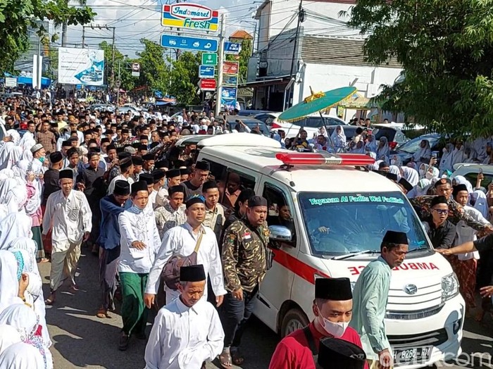 Para pelayat mengiringi pemakaman KH Dimyati Rois di Kendal, Jumat (10/6/2022).