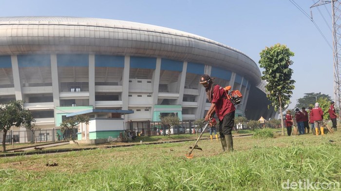 Pembersihan Stadion GBLA.