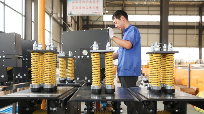 Pembuatan Roda Penggerak Elevator di China HUAI'AN, CHINA - JUNE 09: An employee manufactures elevator rollers at the workshop of a company on June 9, 2022 in Huai'an, Jiansu Province of China. (Photo by Zhao Qirui/VCG via Getty Images)