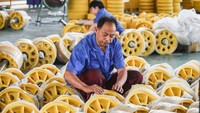 Sejumlah karyawan mengemas roda penggerak elevator yang telah selesai dibuat dan siap didistribusikan.