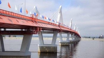 Dikenal juga dengan nama Heilong Jiang (artinya sungai naga hitam), Sungai Amur adalah sungai terpanjang di dunia ke-10. Sementara Amur, bila diterjemahkan adalah air. Panjang sungai ini yakni 4.480 km. Foto: Handout/Amur region Government press service via AFP