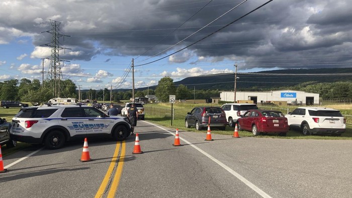 Penampakan Lokasi Penembakan di Maryland AS yang Tewaskan 3 Orang Insiden penembakan menewaskan 3 orang di Maryland, Amerika Serikat. Lokasi kejadian penembakan kini dijaga ketat oleh polisi. Ini penampakannya.