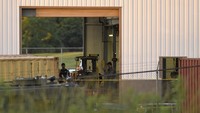 Sheriff Washington County Doug Mullendore menyebut tersangka merupakan seorang pria berusia 42 tahun. Sementara itu, tiga korban penembakan ini adalah rekan keja pelaku di fasilitas manufaktur yang ada di kawasan Smithsburg, Maryland, Amerika Serikat. Mullendore menyebut tersangka menggunakan pistol semi-otomatis, yang ditemukan setelah baku tembak. Meski begitu Mullendore menolak untuk memberi informasi terkait detail kaliber atau model senjata itu. (AP Photo/Steve Ruark).